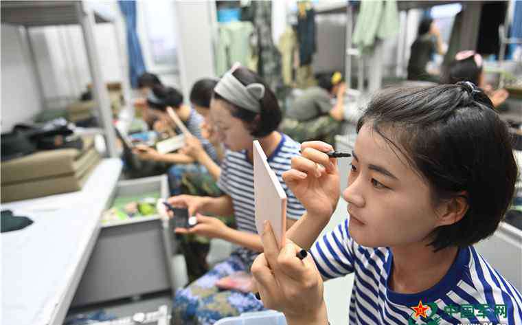 女兵方队 中国军网记者探访阅兵训练场 实拍女兵方队的一天