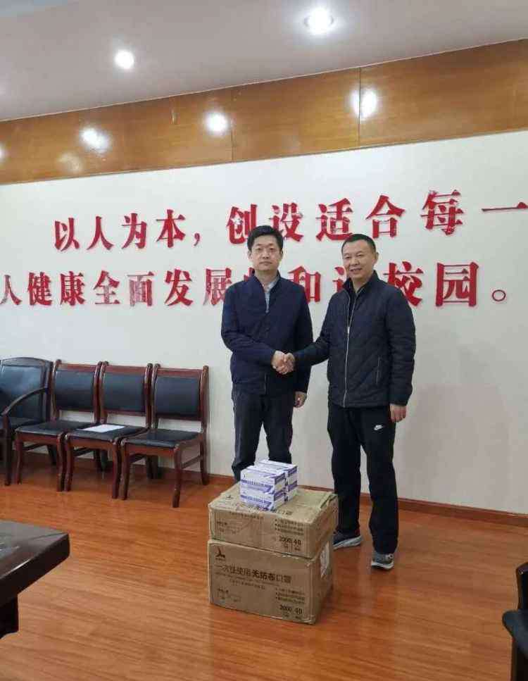 乌鲁木齐市兵团二中 暖心！乌鲁木齐市经济技术开发区 向兵团二中捐赠口罩5000只
