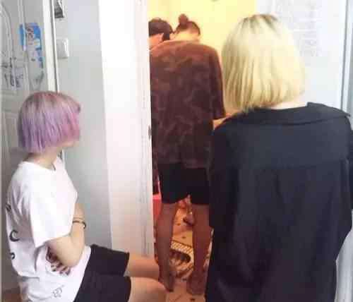 旷课男生打扫女生寝室 旷课男生打扫女生寝室，在大学你见过怎样的奇葩惩罚？