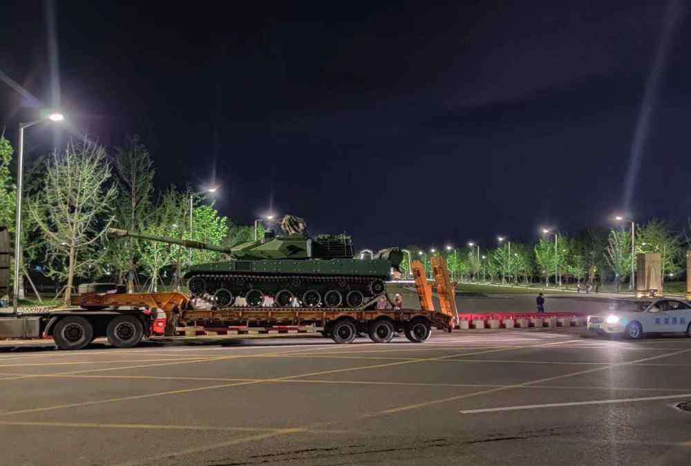 坦克停在校门口 湘潭大学在校门口停了辆坦克实行封闭式管理？学校回应：假的