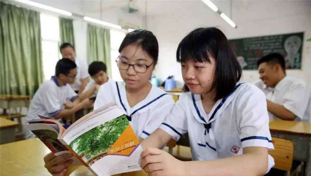 如何陪初中孩子学习 初中家长， 怎么帮助孩子提升学习成绩