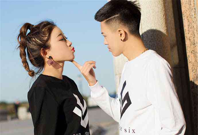 牌牌琦和小伊伊的污照 牌牌琦小伊伊大尺度照 多大年龄分手了吗