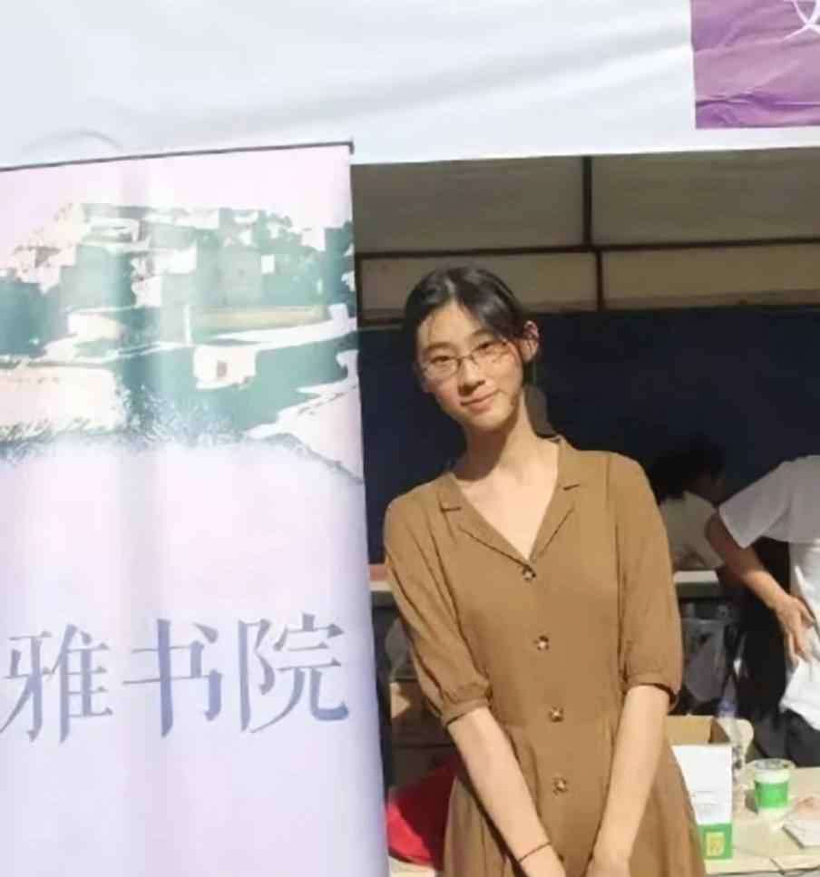南大学霸校花胜奶茶 她是继奶茶妹妹后的学霸校花，今清华报道，武亦姝穿T恤太清纯！