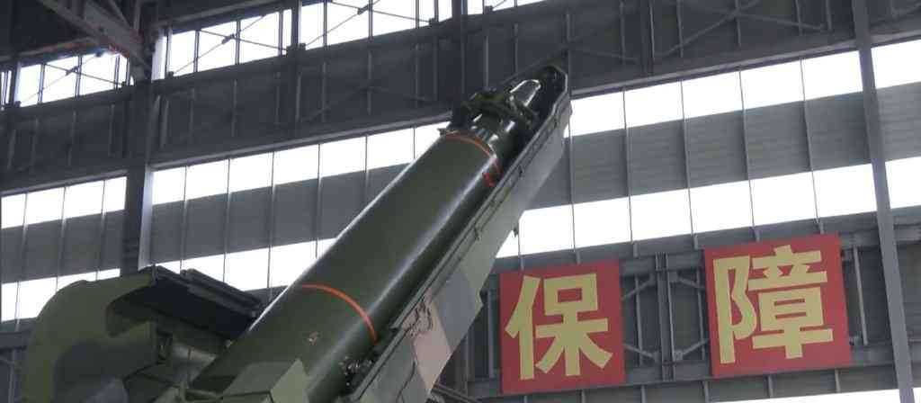 东风16导弹 火箭军最新训练画面曝光 一排东风16导弹壮观起竖