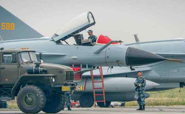 歼轰9 中国海空军战机首次联手出境！歼轰-7直接挂武器抢歼-10风头