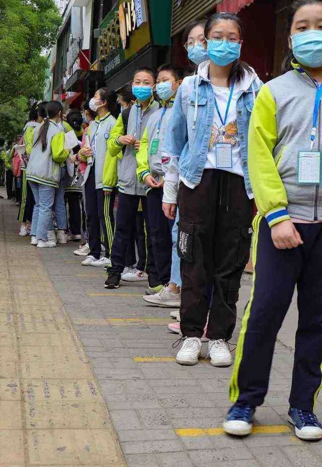 小学开学第一天 洛阳中小学开学第一天，防控措施齐全，一切秩序井然