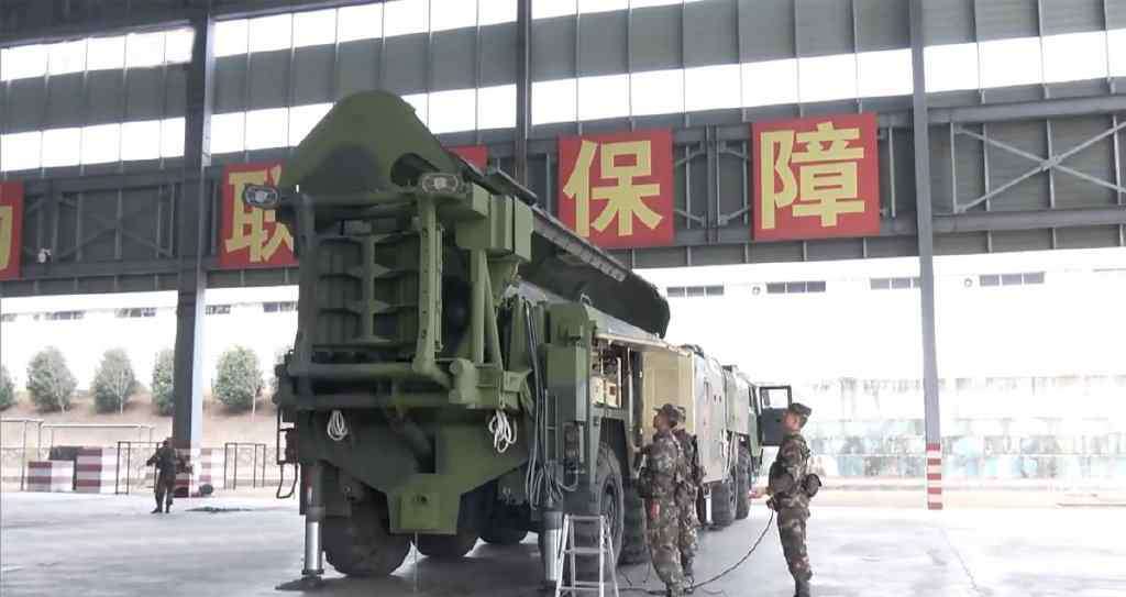 东风16导弹 火箭军最新训练画面曝光 一排东风16导弹壮观起竖