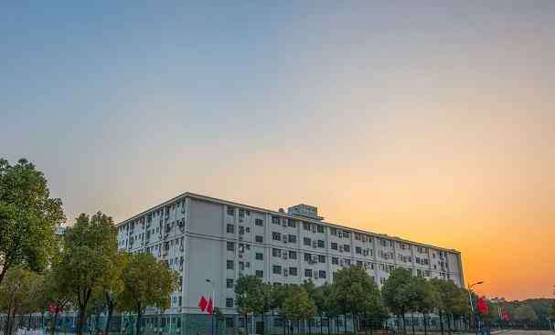 武汉大学东湖学院 武汉最“尴尬”的1所大学，校名与校址严重不符，好在名气足够大