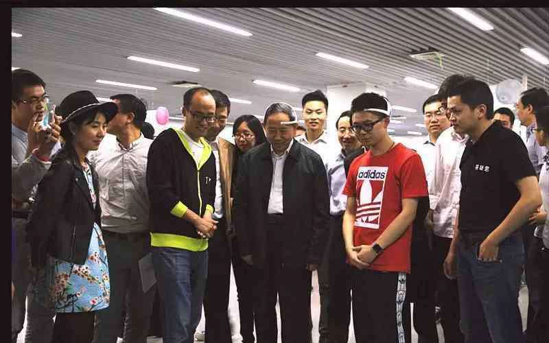 教育部部长袁贵仁 教育部部长袁贵仁在浙江大学考察紫金创客元空间