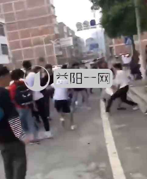 初中生打架 学校门口一群初中生打群架！真嚣张！