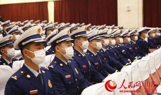  山东消防救援总队：为首批新招录消防员授衔