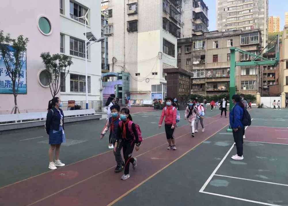 个旧市和平小学 5月6日，个旧市小学一至三年级返校复课，至此，个旧市中小学已全面复学