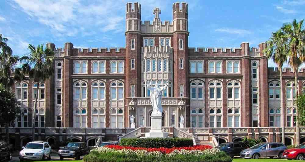 芝加哥洛约拉大学 芝加哥洛约拉大学——与密歇根湖紧紧相拥的神秘大学