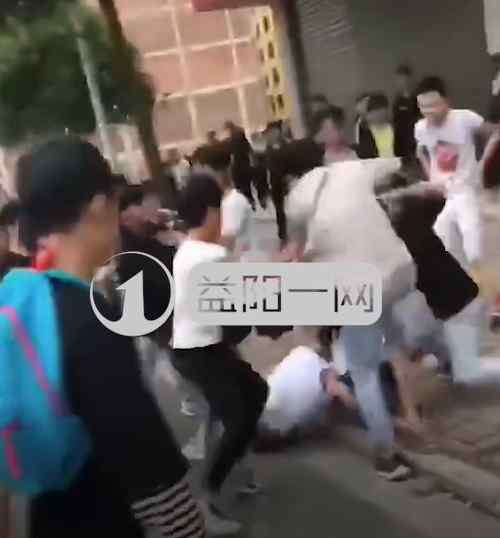 初中生打架 学校门口一群初中生打群架！真嚣张！
