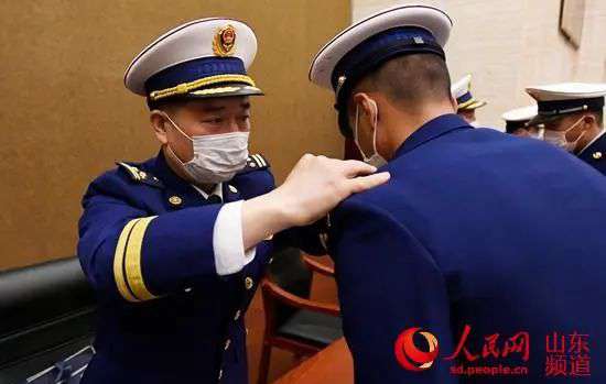  山东消防救援总队：为首批新招录消防员授衔