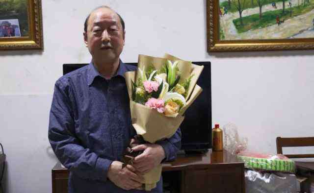 浙江传媒学院图书馆 今天，浙传图书馆“家长”方大爷退休了，他说孩子们，我舍不得啊！