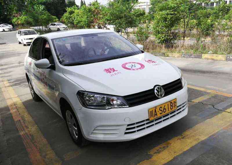 驾驶学校 驾校重金买奔驰当教练车，学员看到却愁坏了：谁敢踩油门？