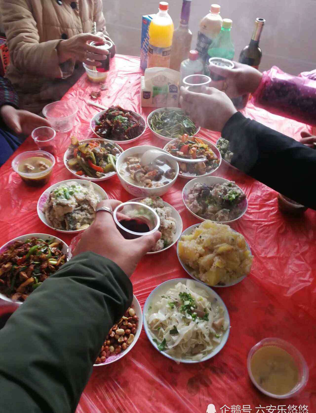东南西北大拜年 带你看舌尖上的朋友圈 东南西北年夜饭大拜年
