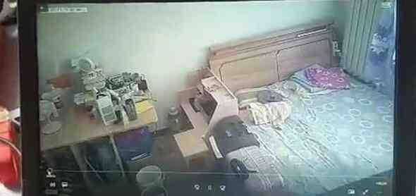 19大现场直播 浴室内装摄像头：”女租客屋洗澡时遭“现场直播”！