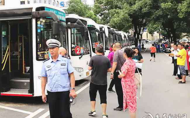 娄底五中 娄底市交警支队直属二大队为娄底五中学子高考保驾护航