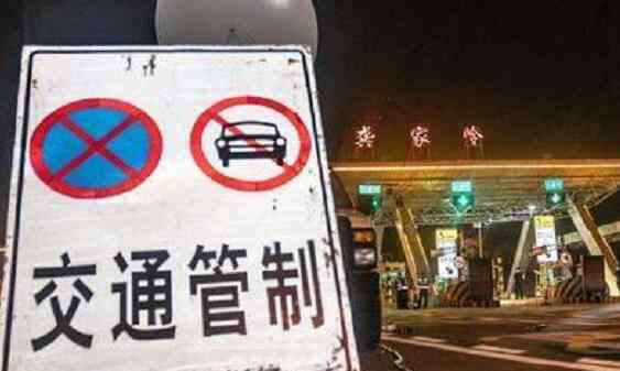 武汉出城第一人 武汉出城第一人火了 为了与家人团聚提前8小时赶来排队