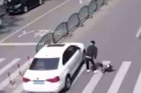 孩子被撞瞬间父亲一把拽回 孩子被撞瞬间父亲一把拽回 孩子无碍司机被罚款记分