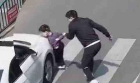 孩子被撞瞬间父亲一把拽回 孩子被撞瞬间父亲一把拽回 孩子无碍司机被罚款记分