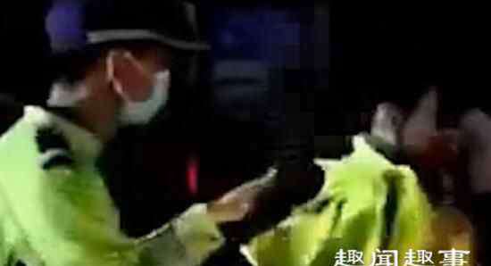 深圳女司机 深圳交警深夜拦下一名无证驾驶驾驶玛莎拉蒂的女司机,往车内一看不忍直视