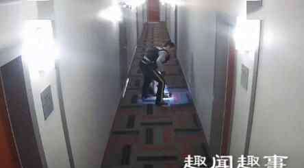 女生打架踢头踩脸 女生遭警察暴力 “踩头杀” 只穿内衣被拖拽数十米现场揪心了