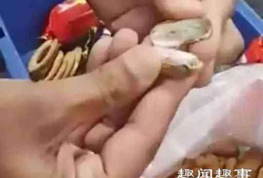 剥开 近日,机场海关人员发现一男子所带花生有些不对劲,当他们挨个剥开壳一看,直接惊呆