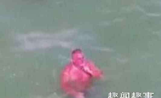 巨型黄貂鱼 男子在海中游泳全身通红如同被“煮熟” 网友看完直呼奇葩