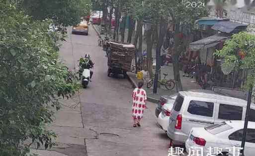游荡 温州一名保姆频频请假外出,监控却拍到她在街头游荡,真实身份曝光更是把雇主吓死