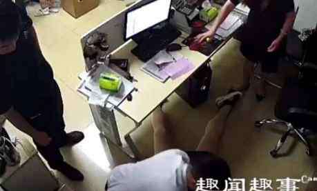 倒下 女子工作时突然诡异抽搐倒下 同事教科书式救人全程被拍