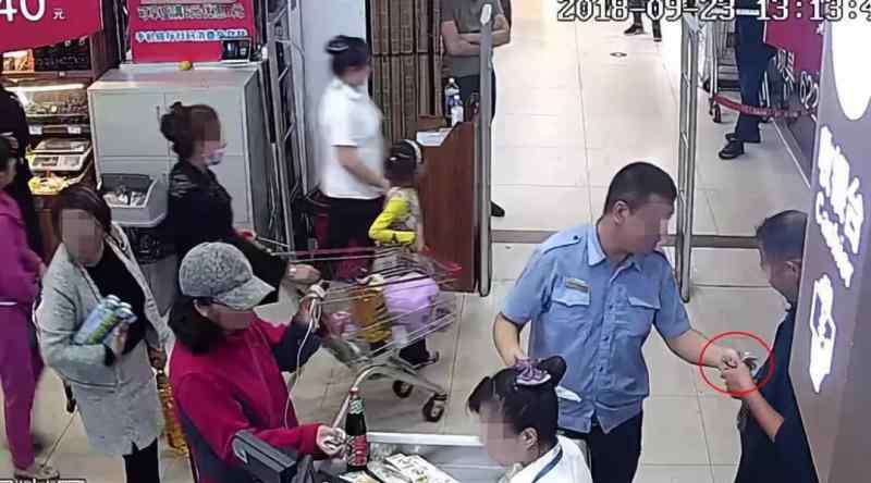 公安是怎样监控微信的 大爷在超市被羞辱不会用微信？监控还原现场，真相果然是…