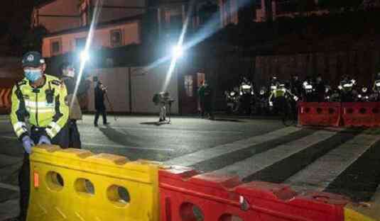 武汉出城第一人 武汉出城第一人火了 为了与家人团聚提前8小时赶来排队