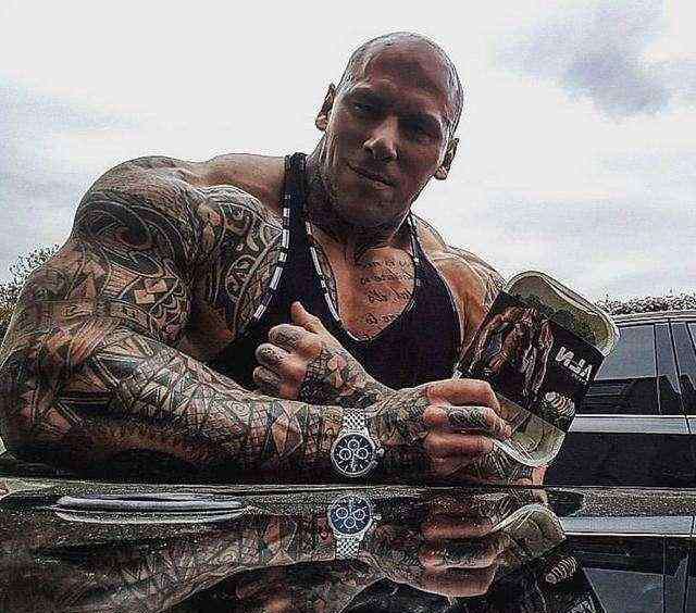 肌肉男洗澡 打开肌肉男的朋友圈 他们炫富的方式真是很特别