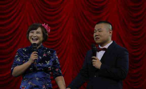 沈腾岳云鹏相声 《欢乐喜剧人》盛典上，沈腾、岳云鹏“一起说相声”