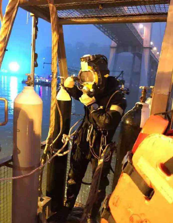 万州大巴坠江 重庆大巴坠江正面撞车视频曝光！女司机已被警方解除控制