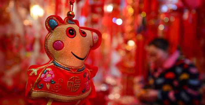 城隍庙小商品市场 年饰买了吗？在上海城隍庙小商品市场，“小猪佩奇”已经卖空了