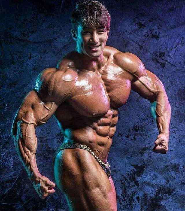 亚洲男人 亚洲最强壮男人曾遭女友嫌弃, 如今身边美女如云