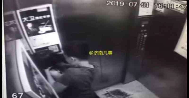 逃出电梯 男子电梯内手掐女孩脖子22秒 警方通报：男子因心情烦躁泄私愤