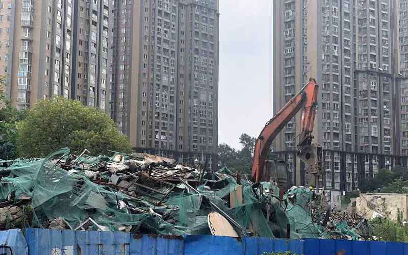 中山公园龙之梦 上海中山公园龙之梦北面，建筑垃圾堆了一年多，为何一直没清运？