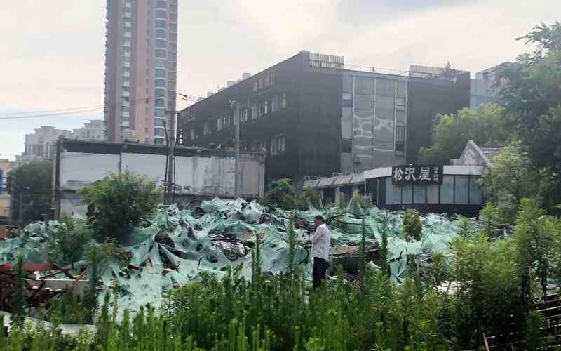 中山公园龙之梦 上海中山公园龙之梦北面，建筑垃圾堆了一年多，为何一直没清运？