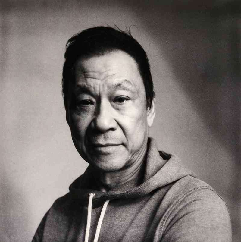 王学圻儿子 老戏骨王学圻重返话剧舞台，这部戏里他从头到尾都在打电话