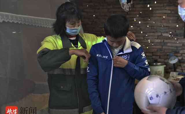12岁男孩 12岁男孩路边蹭网学习感动全网 爱足球只能踢纸团