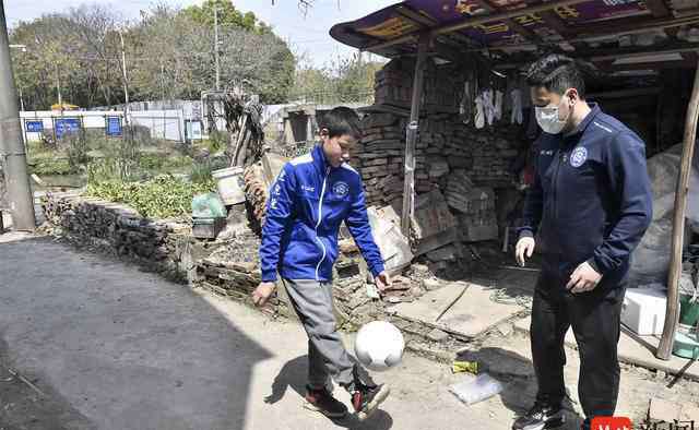 12岁男孩 12岁男孩路边蹭网学习感动全网 爱足球只能踢纸团