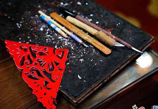 剪纸窗花 剪纸大师：指尖上的春节