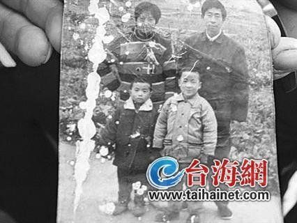 赵永勇儿时与父母、弟弟的合影