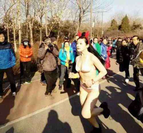 北京光猪跑 什么是光猪跑？起源介绍 北京“光猪跑”美女豪放出镜