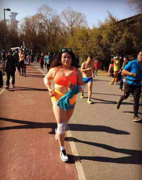 北京光猪跑 什么是光猪跑？起源介绍 北京“光猪跑”美女豪放出镜